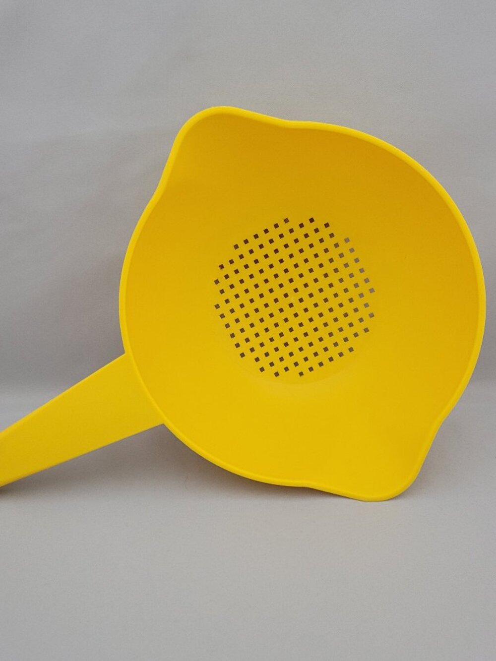 Vtg 70s Tupperware #1200 Yellow 1-Quart Strainer Colander Handle 2 Pour Spouts